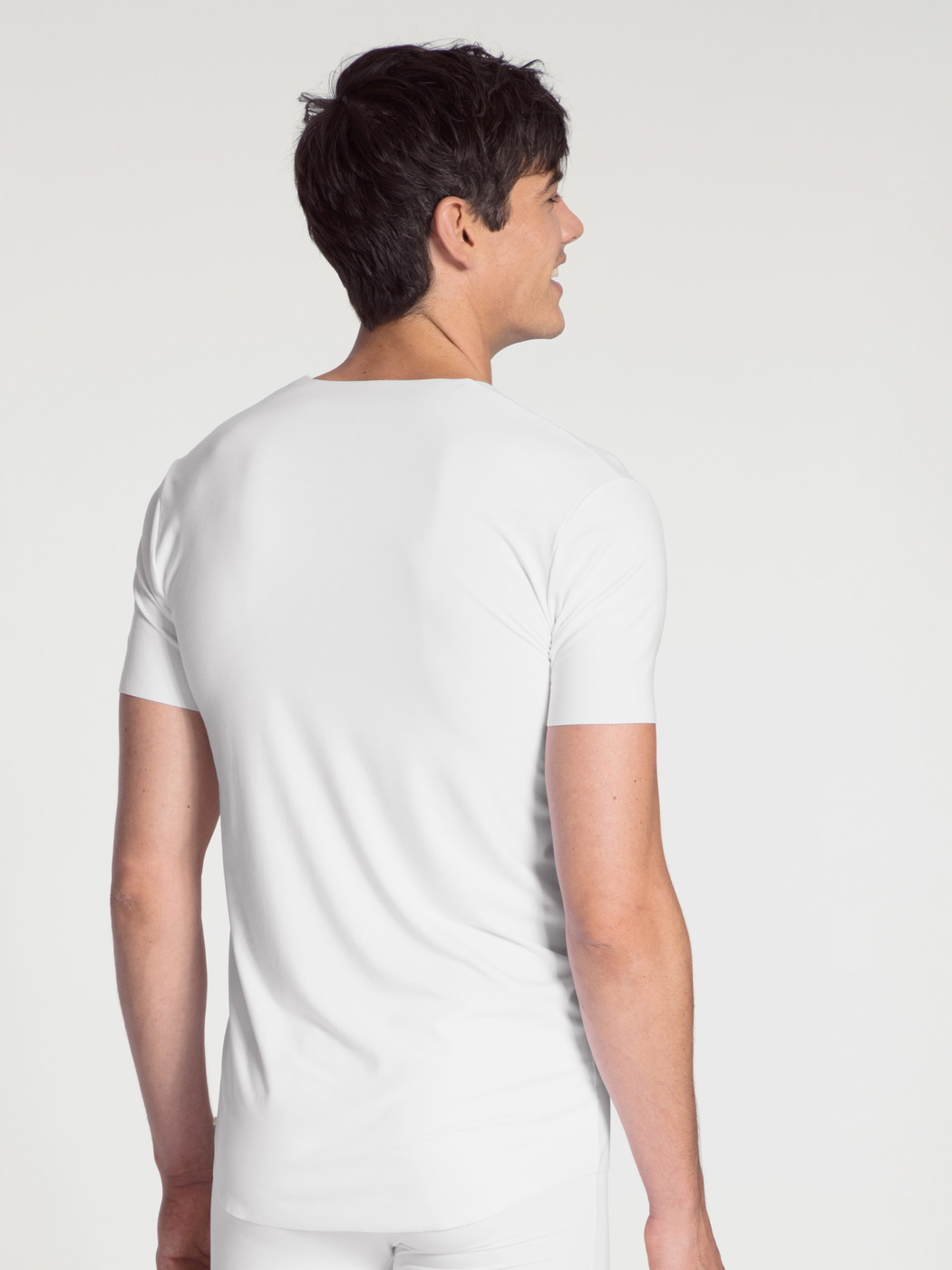 Le mannequin Homme porte le/la T-Shirt à manches courtes en Modal de couleur Blanc, Unicolore, de la série Clean Line de CALIDA, Vue arrière