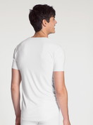 Le mannequin Homme porte le/la T-Shirt à manches courtes en Modal de couleur Blanc, Unicolore, de la série Clean Line de CALIDA, Vue arrière