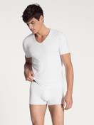 Le mannequin Homme porte le/la T-Shirt à manches courtes en Modal de couleur Blanc, Unicolore, de la série Clean Line de CALIDA, Tenue, Vue de face