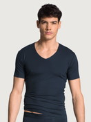 Herren-Model trägt Kurzarm-Shirt, V-Neck aus Modal in Blau, Einfarbig aus Serie Clean Line von CALIDA, Vorderansicht