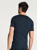 Herren-Model trägt Kurzarm-Shirt, V-Neck aus Modal in Blau, Einfarbig aus Serie Clean Line von CALIDA, Rückansicht
