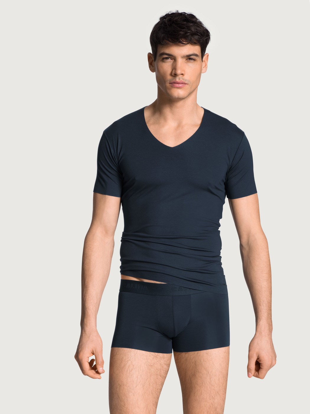 Herren-Model trägt Kurzarm-Shirt, V-Neck aus Modal in Blau, Einfarbig aus Serie Clean Line von CALIDA, Outfit, Vorderansicht