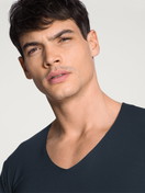 Herren-Model trägt Kurzarm-Shirt, V-Neck aus Modal in Blau, Einfarbig aus Serie Clean Line von CALIDA, Detail