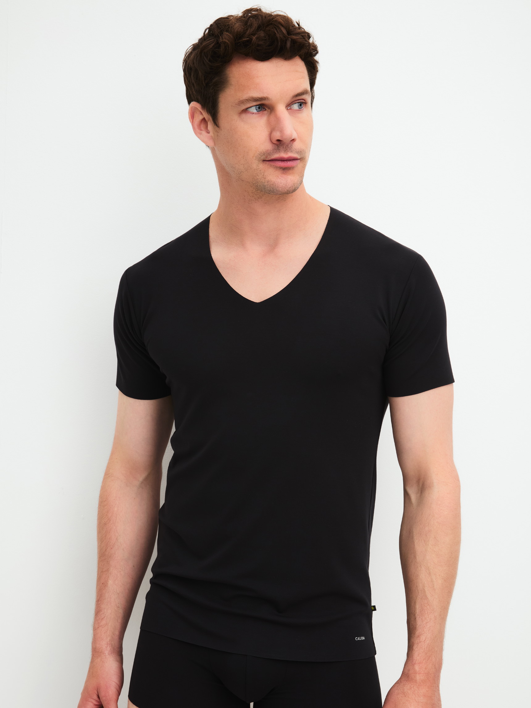 Le mannequin Homme porte le/la T-Shirt à manches courtes en Modal de couleur Noir, Unicolore, de la série Clean Line de CALIDA, Vue de face