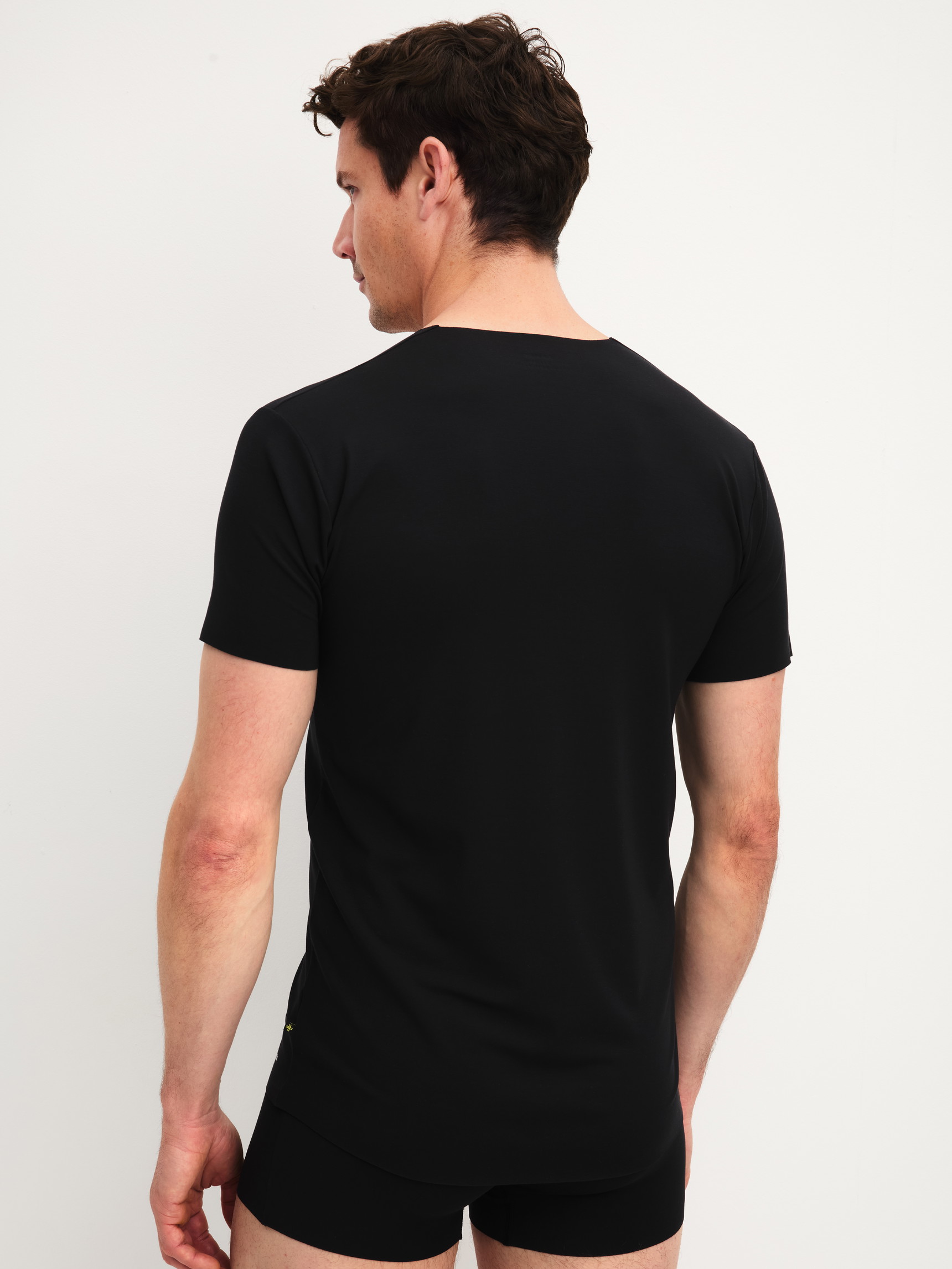 Le mannequin Homme porte le/la T-Shirt à manches courtes en Modal de couleur Noir, Unicolore, de la série Clean Line de CALIDA, Vue arrière