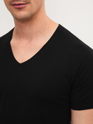 La modella / Il modello Uomo indossa Shirt a manica corta in Modal di colore Nero, Tinta unita, della serie Clean Line di CALIDA, Dettaglio