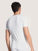 Herren-Model trägt T-Shirt, Rundhals aus Baumwolle in Weiß, Einfarbig aus Serie Pure & Style von CALIDA, Rückansicht