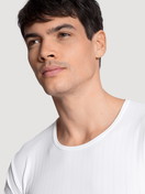 Herren - T-Shirt, Rundhals aus Baumwolle in Weiß, Einfarbig aus Serie Pure & Style von CALIDA, Detail
