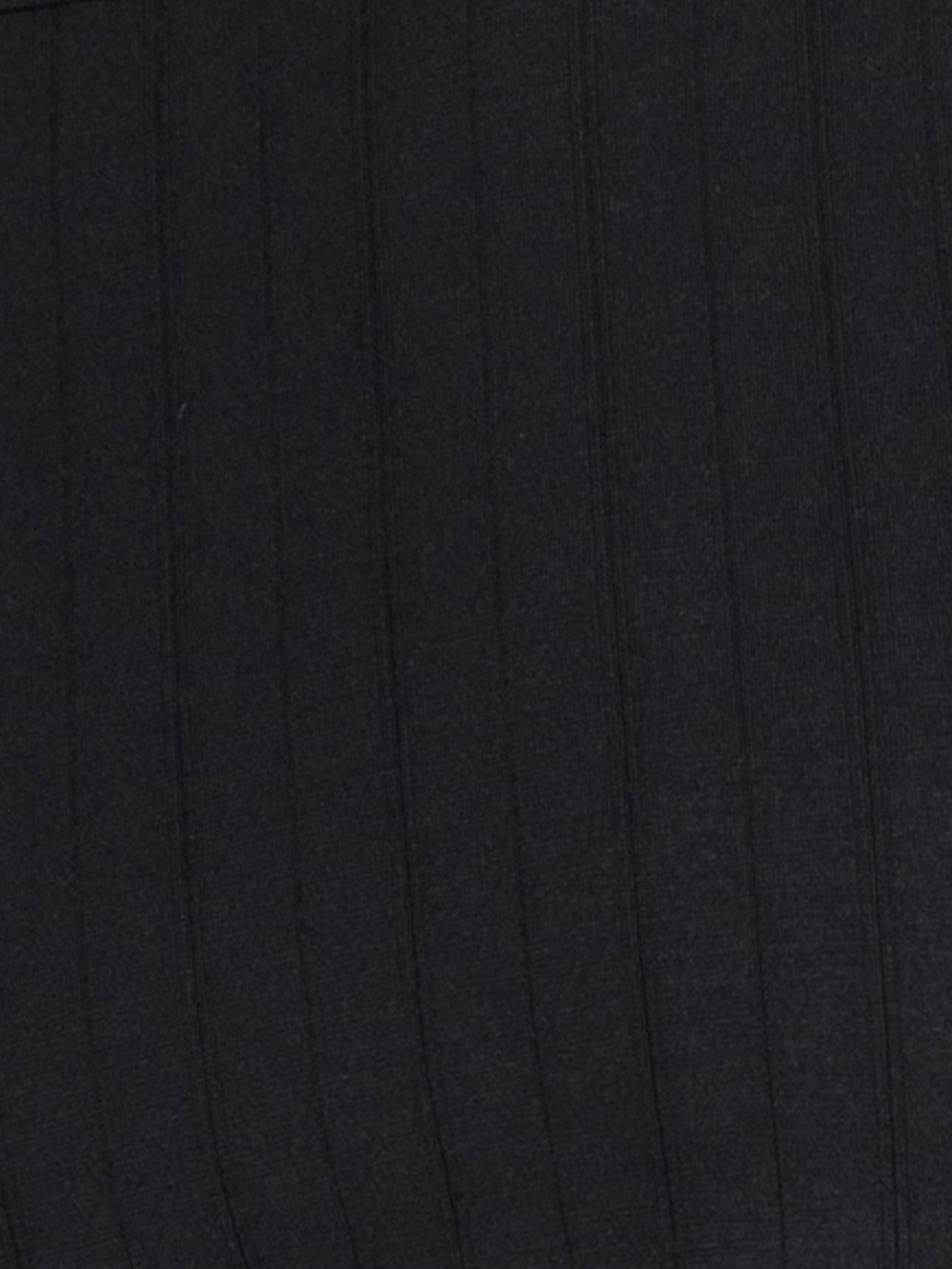 Herren-Model trägt T-Shirt, Rundhals aus Baumwolle in Schwarz, Einfarbig aus Serie Pure & Style von CALIDA, Detail
