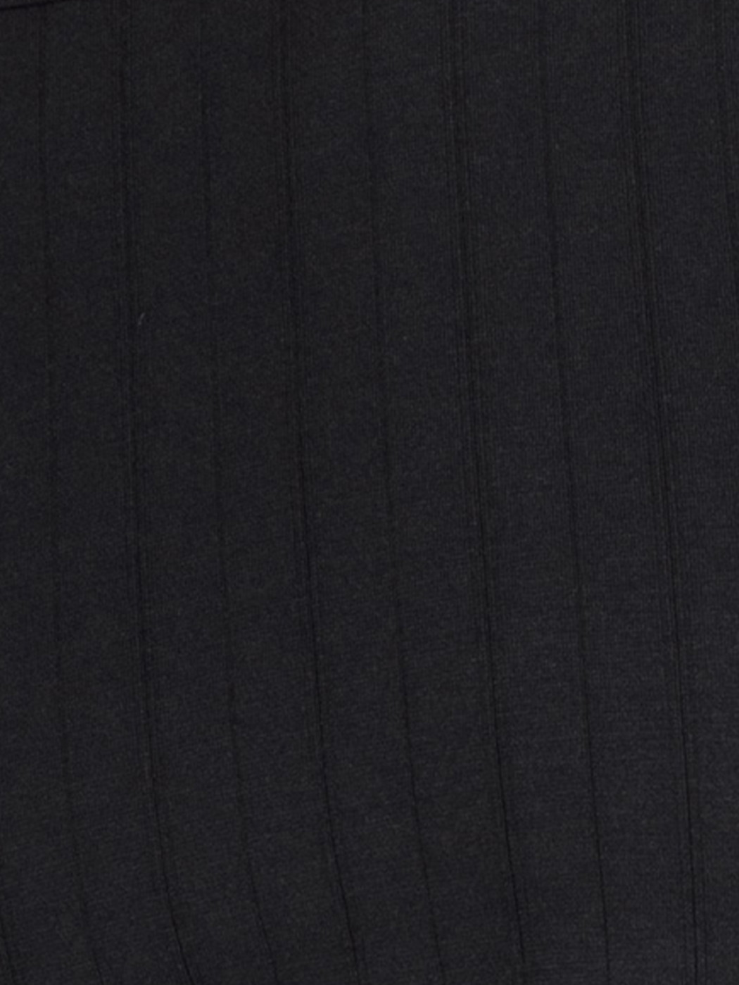 Herren-Model trägt T-Shirt, Rundhals aus Baumwolle in Schwarz, Einfarbig aus Serie Pure & Style von CALIDA, Detail