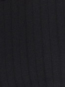Herren-Model trägt T-Shirt, Rundhals aus Baumwolle in Schwarz, Einfarbig aus Serie Pure & Style von CALIDA, Detail
