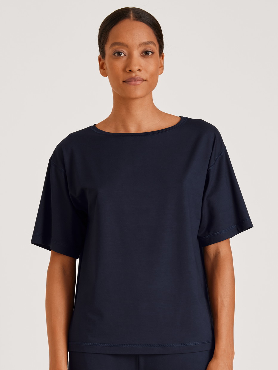 La modella / Il modello Donna indossa Shirt a manica corta in Modal di colore Blu, Tinta unita, della serie DSW Balancing di CALIDA, Vista frontale