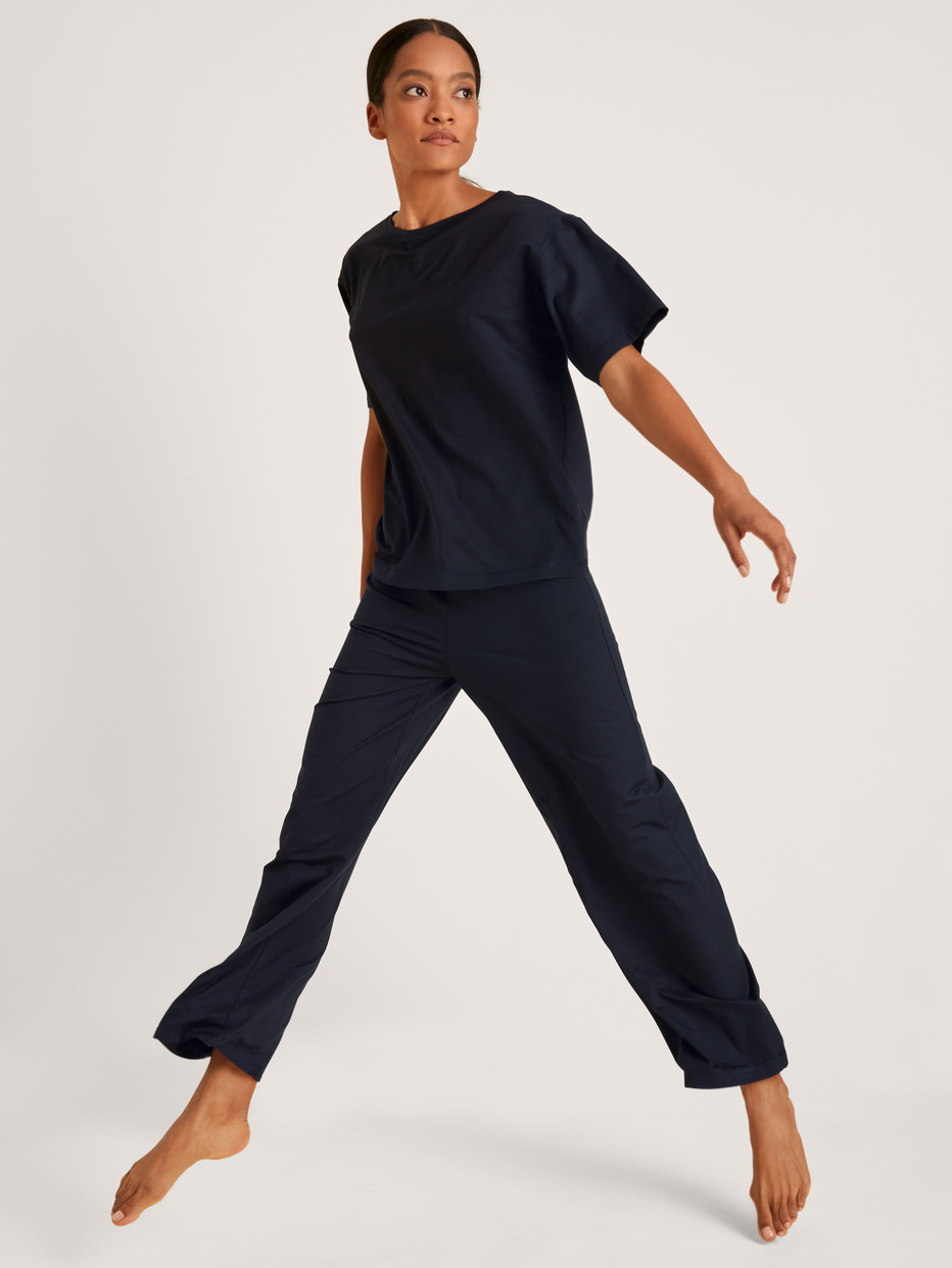 La modella / Il modello Donna indossa Shirt a manica corta in Modal di colore Blu, Tinta unita, della serie DSW Balancing di CALIDA