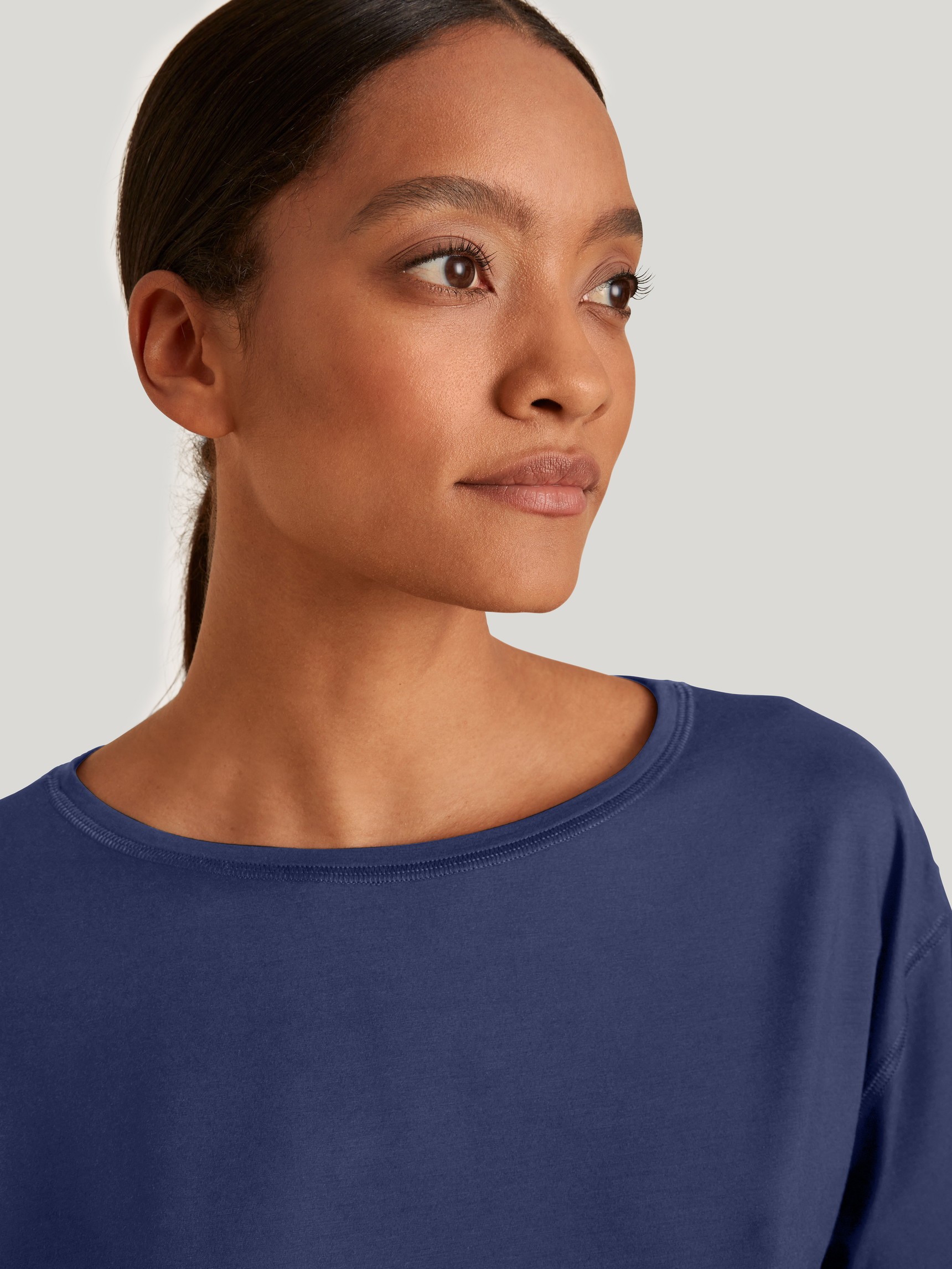 La modella / Il modello Donna indossa Shirt a manica corta in Modal di colore Blu, Tinta unita, della serie DSW Balancing di CALIDA, Dettaglio
