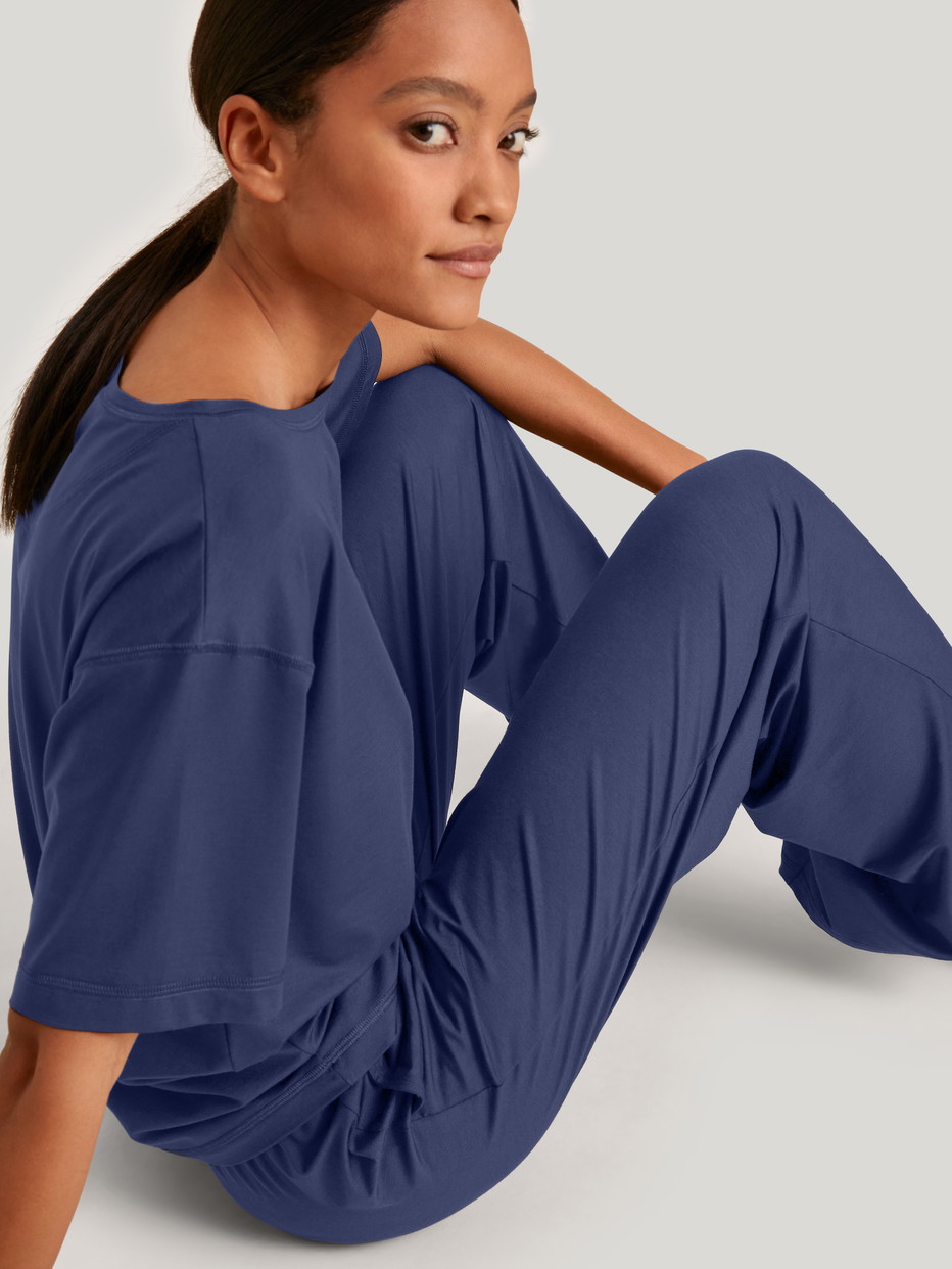 La modella / Il modello Donna indossa Shirt a manica corta in Modal di colore Blu, Tinta unita, della serie DSW Balancing di CALIDA, Immagine aggiuntiva
