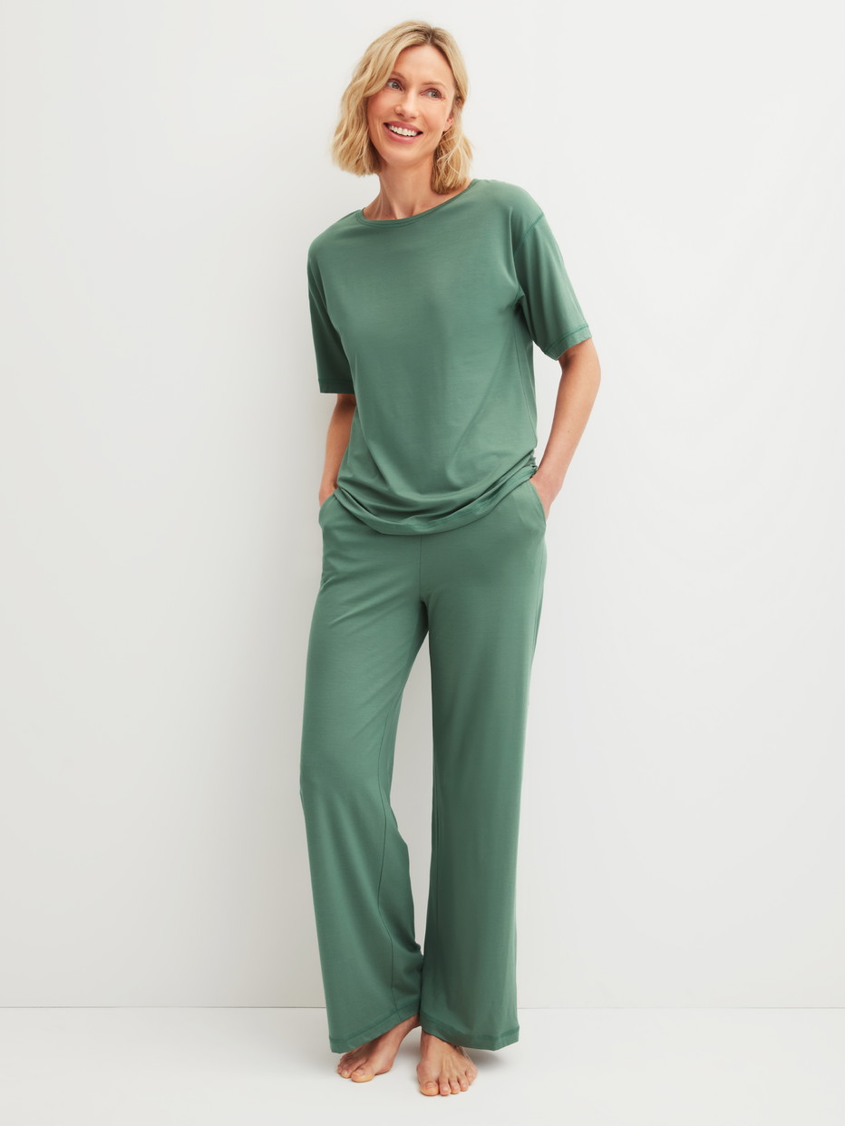 Damen-Model trägt Kurzarm-Shirt aus Modal in Grün, Einfarbig aus Serie DSW Balancing von CALIDA, Outfit