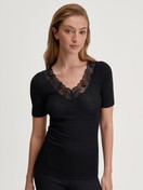 Le mannequin Femme porte le/la T-shirt manches courtes en laine et soie en Dentelle de couleur Noir, Dentelle, de la série Silky Wool Glam de CALIDA, Vue de face