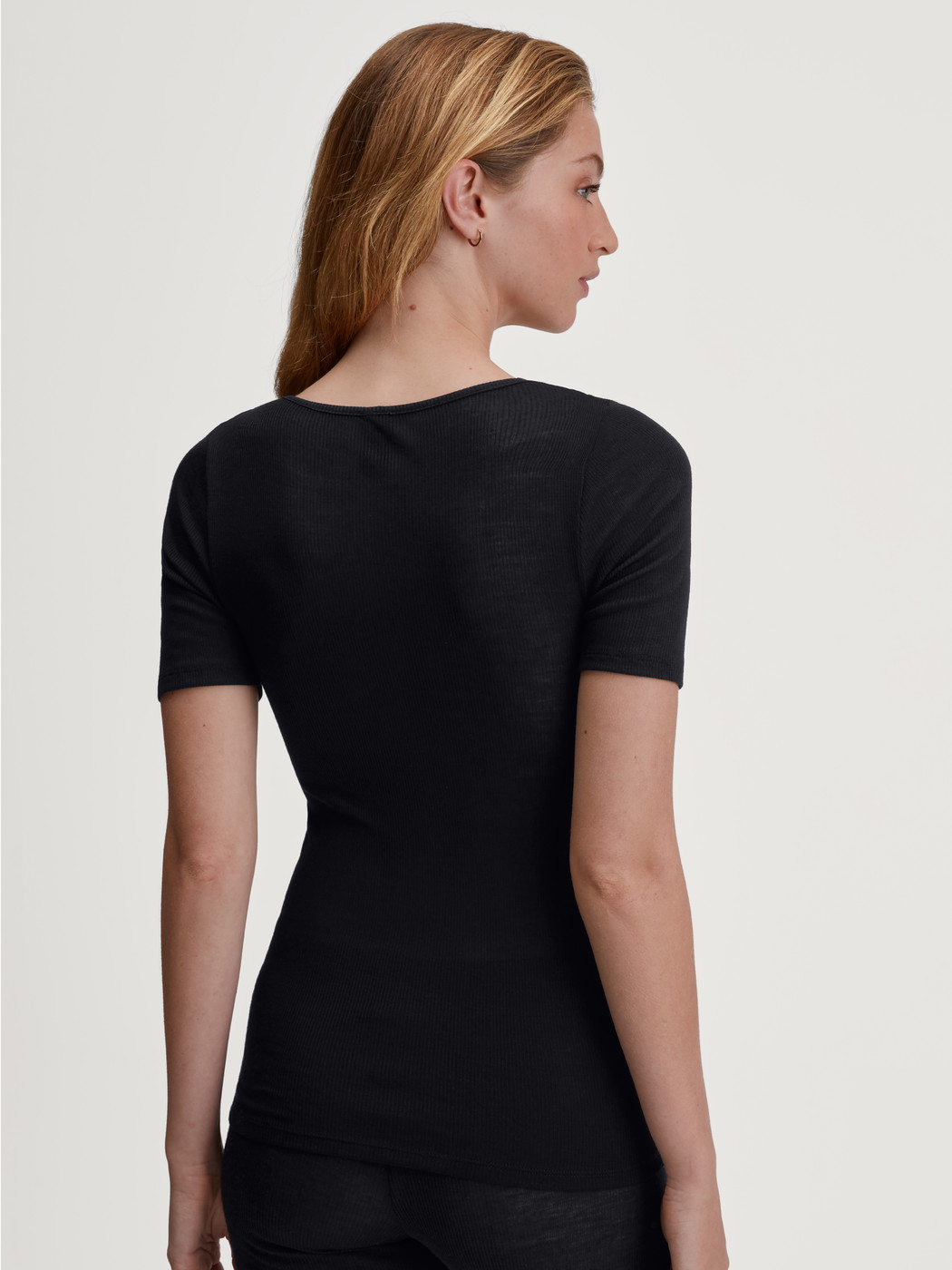 Le mannequin Femme porte le/la T-shirt manches courtes en laine et soie en Dentelle de couleur Noir, Dentelle, de la série Silky Wool Glam de CALIDA, Vue arrière