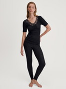 Le mannequin Femme porte le/la T-shirt manches courtes en laine et soie en Dentelle de couleur Noir, Dentelle, de la série Silky Wool Glam de CALIDA, Tenue
