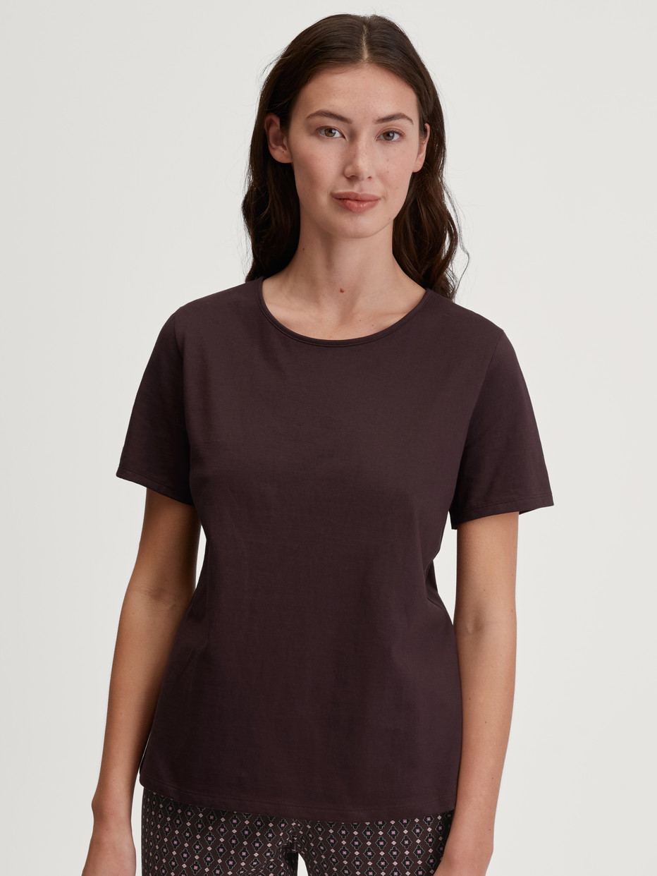 Damen-Model trägt Kurzarm-Shirt aus 100% Baumwolle in Rot, Einfarbig aus Serie Favourites Botanic von CALIDA, Vorderansicht