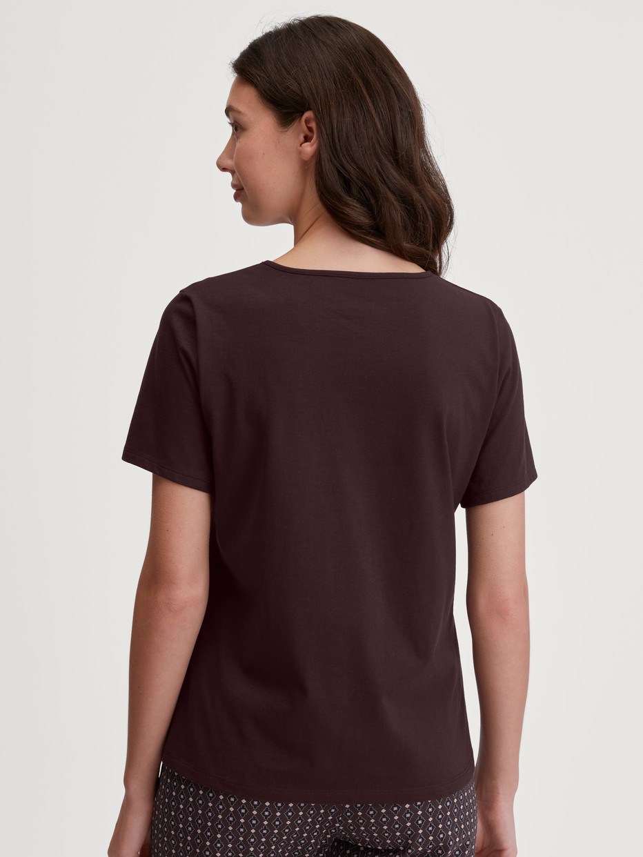 Damen-Model trägt Kurzarm-Shirt aus 100% Baumwolle in Rot, Einfarbig aus Serie Favourites Botanic von CALIDA, Rückansicht