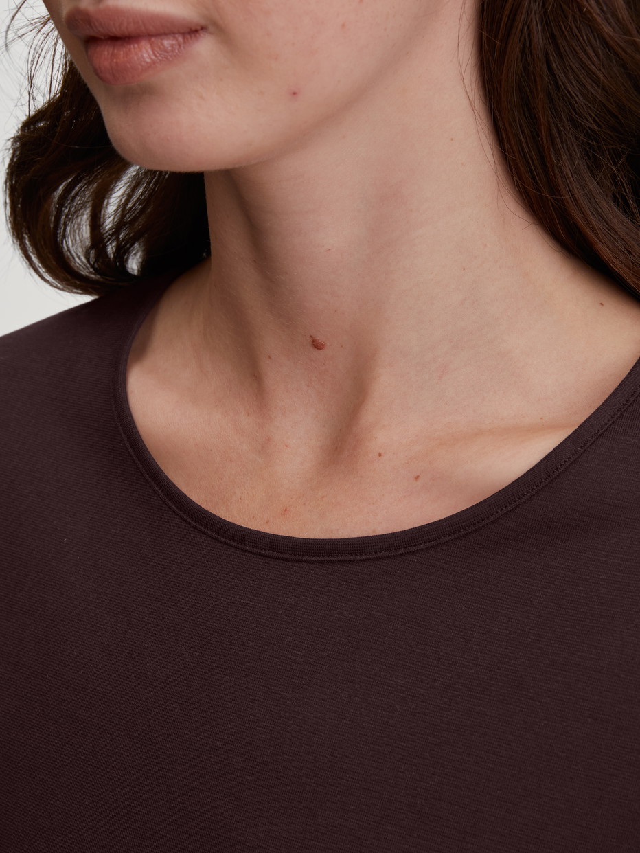 Damen-Model trägt Kurzarm-Shirt aus 100% Baumwolle in Rot, Einfarbig aus Serie Favourites Botanic von CALIDA, Detail