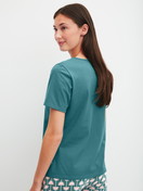 Damen-Model trägt Kurzarm-Shirt aus 100% Baumwolle in Türkis, Einfarbig aus Serie Favourites Beach von CALIDA, Rückansicht