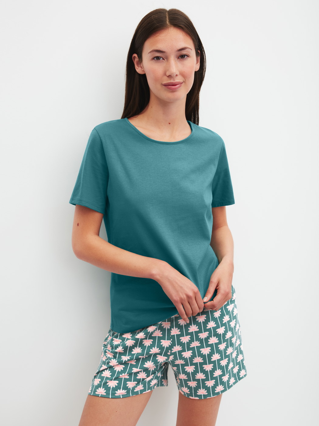 Damen-Model trägt Kurzarm-Shirt aus 100% Baumwolle in Türkis, Einfarbig aus Serie Favourites Beach von CALIDA, Outfit