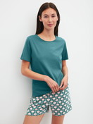 Damen-Model trägt Kurzarm-Shirt aus 100% Baumwolle in Türkis, Einfarbig aus Serie Favourites Beach von CALIDA, Outfit