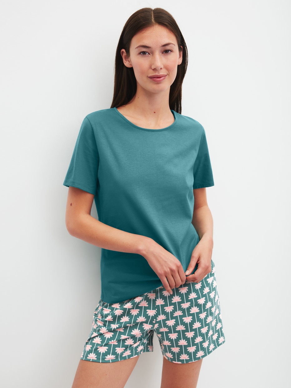 Damen-Model trägt Kurzarm-Shirt aus 100% Baumwolle in Türkis, Einfarbig aus Serie Favourites Beach von CALIDA, Outfit