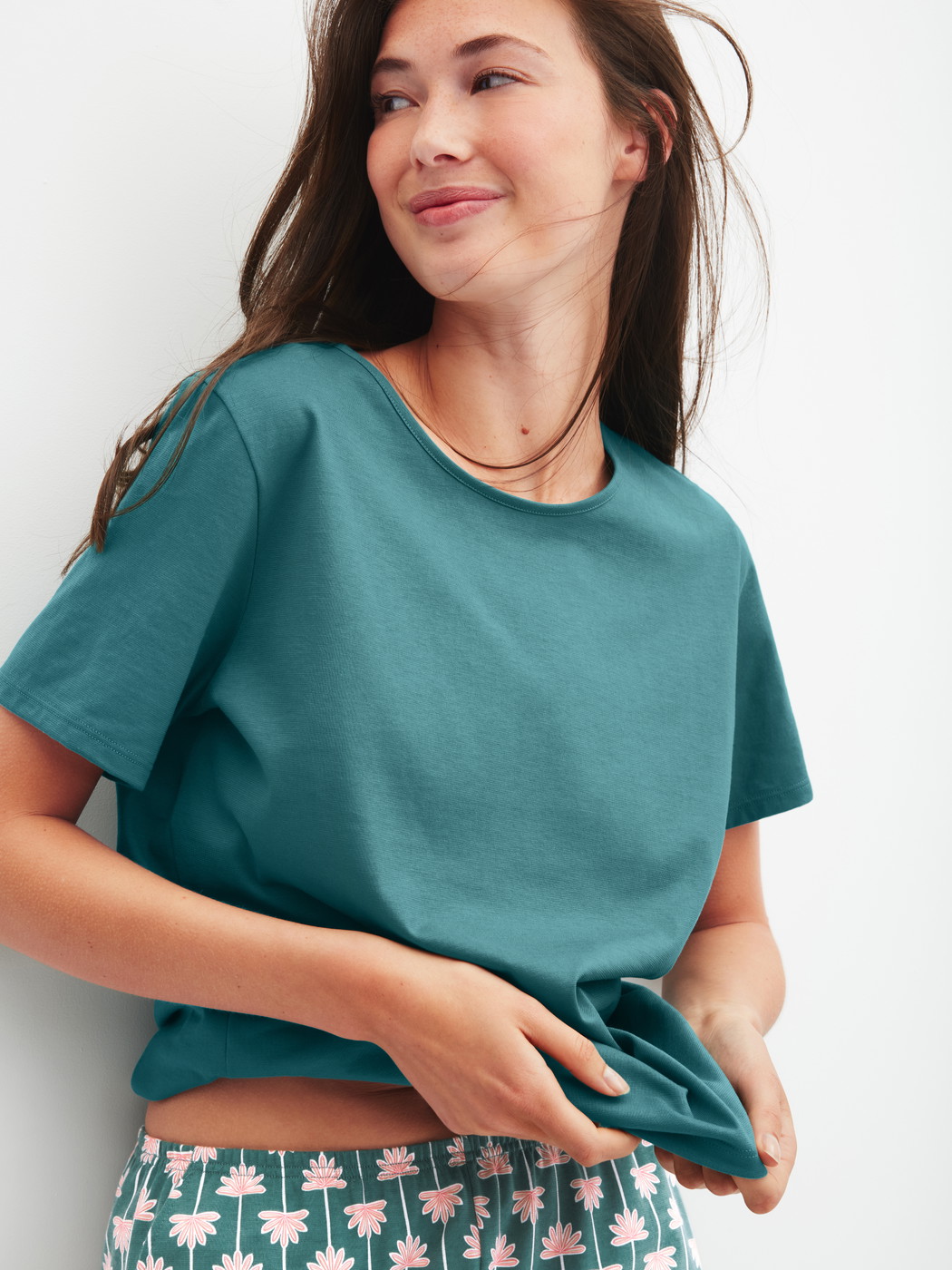 Damen-Model trägt Kurzarm-Shirt aus 100% Baumwolle in Türkis, Einfarbig aus Serie Favourites Beach von CALIDA, Zusatzbild