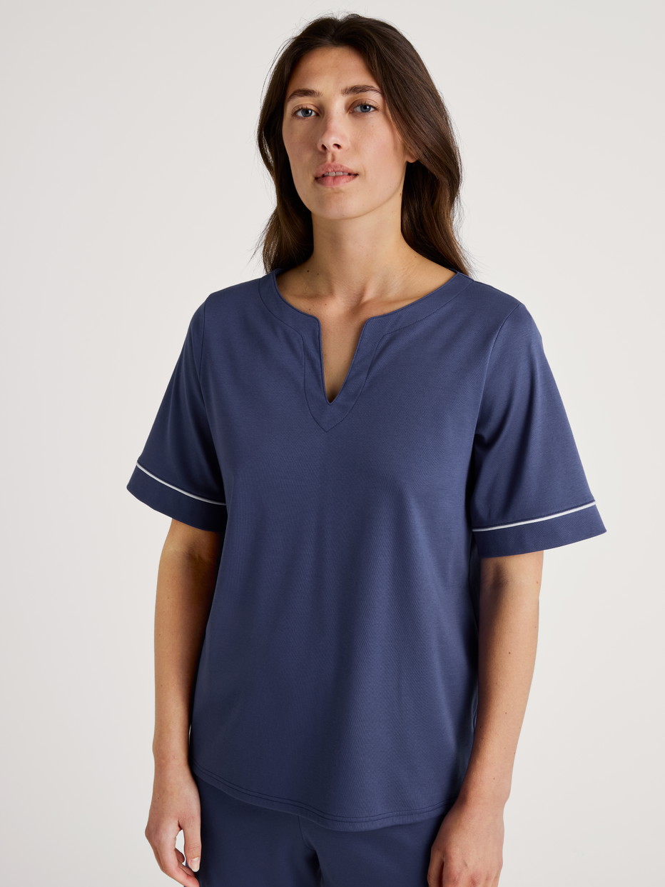 Damen-Model trägt Kurzarm-Shirt aus 100% Baumwolle in Blau, Einfarbig aus Serie Favourites Magic von CALIDA, Vorderansicht
