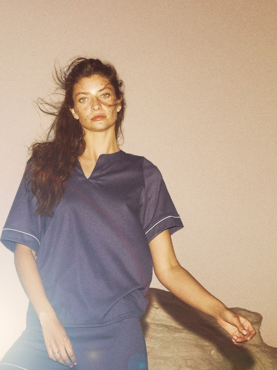 Damen-Model trägt Kurzarm-Shirt aus 100% Baumwolle in Blau, Einfarbig aus Serie Favourites Magic von CALIDA, Vorderansicht