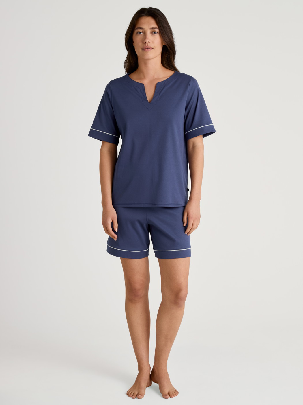 Damen-Model trägt Kurzarm-Shirt aus 100% Baumwolle in Blau, Einfarbig aus Serie Favourites Magic von CALIDA, Outfit