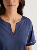 Damen-Model trägt Kurzarm-Shirt aus 100% Baumwolle in Blau, Einfarbig aus Serie Favourites Magic von CALIDA, Detail