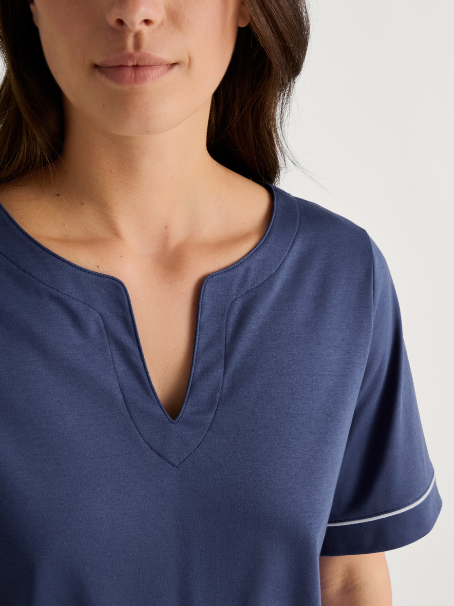 Damen-Model trägt Kurzarm-Shirt aus 100% Baumwolle in Blau, Einfarbig aus Serie Favourites Magic von CALIDA, Detail