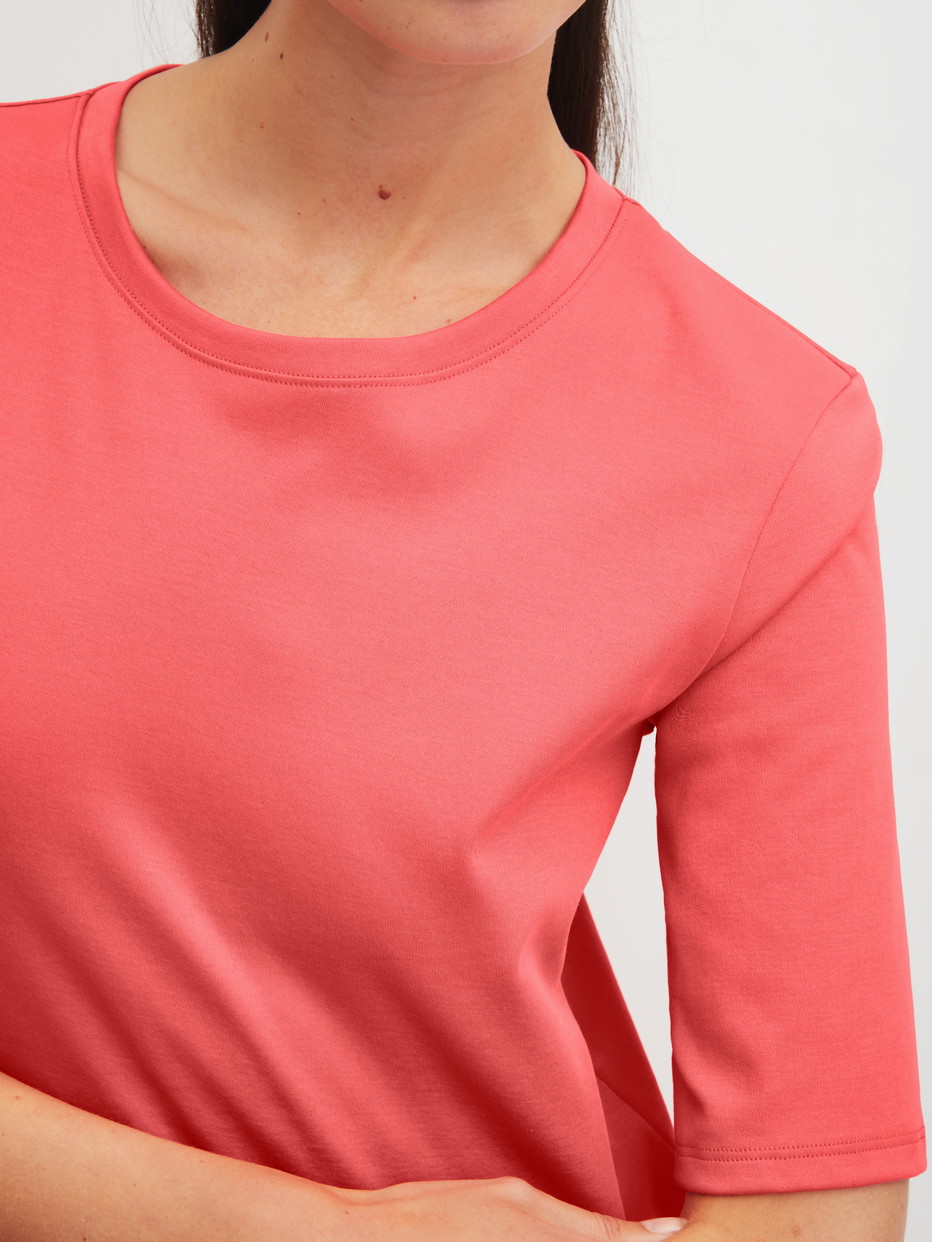 Damen-Model trägt Kurzarm-Shirt aus 100% Baumwolle in Orange, Einfarbig aus Serie Favourites Beach von CALIDA, Detail