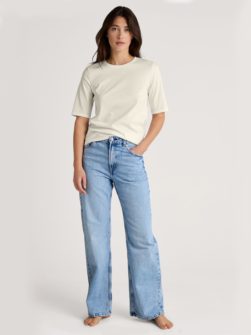 Women model is wearing Short-sleeved shirt made of 100% Cotton in White, Unicoloured from the Favourites Sleep series by CALIDA, Outfit