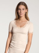 Damen-Model trägt Kurzarm-Shirt aus Wolle in Weiß, Spitze aus Serie Richesse Lace von CALIDA, Vorderansicht