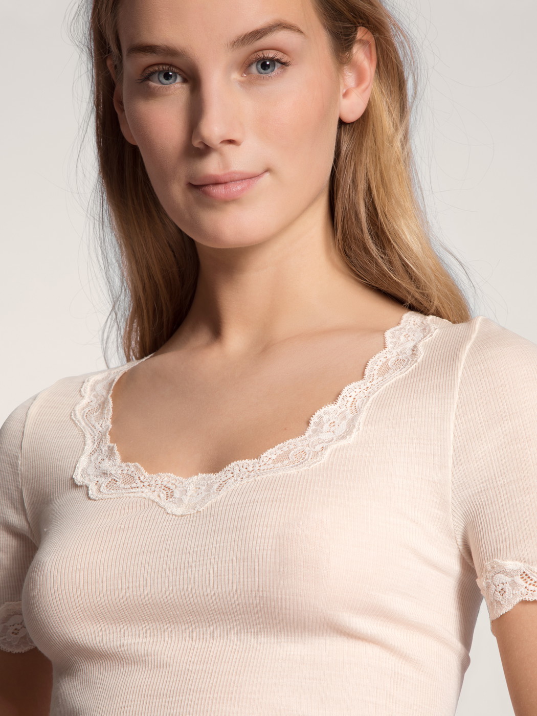 Damen-Model trägt Kurzarm-Shirt aus Wolle in Weiß, Spitze aus Serie Richesse Lace von CALIDA, Outfit, Vorderansicht