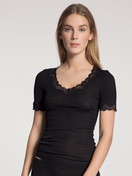 Le mannequin Femme porte le/la T-Shirt à manches courtes en Laine de couleur Noir, Dentelle, de la série Richesse Lace de CALIDA, Vue de face