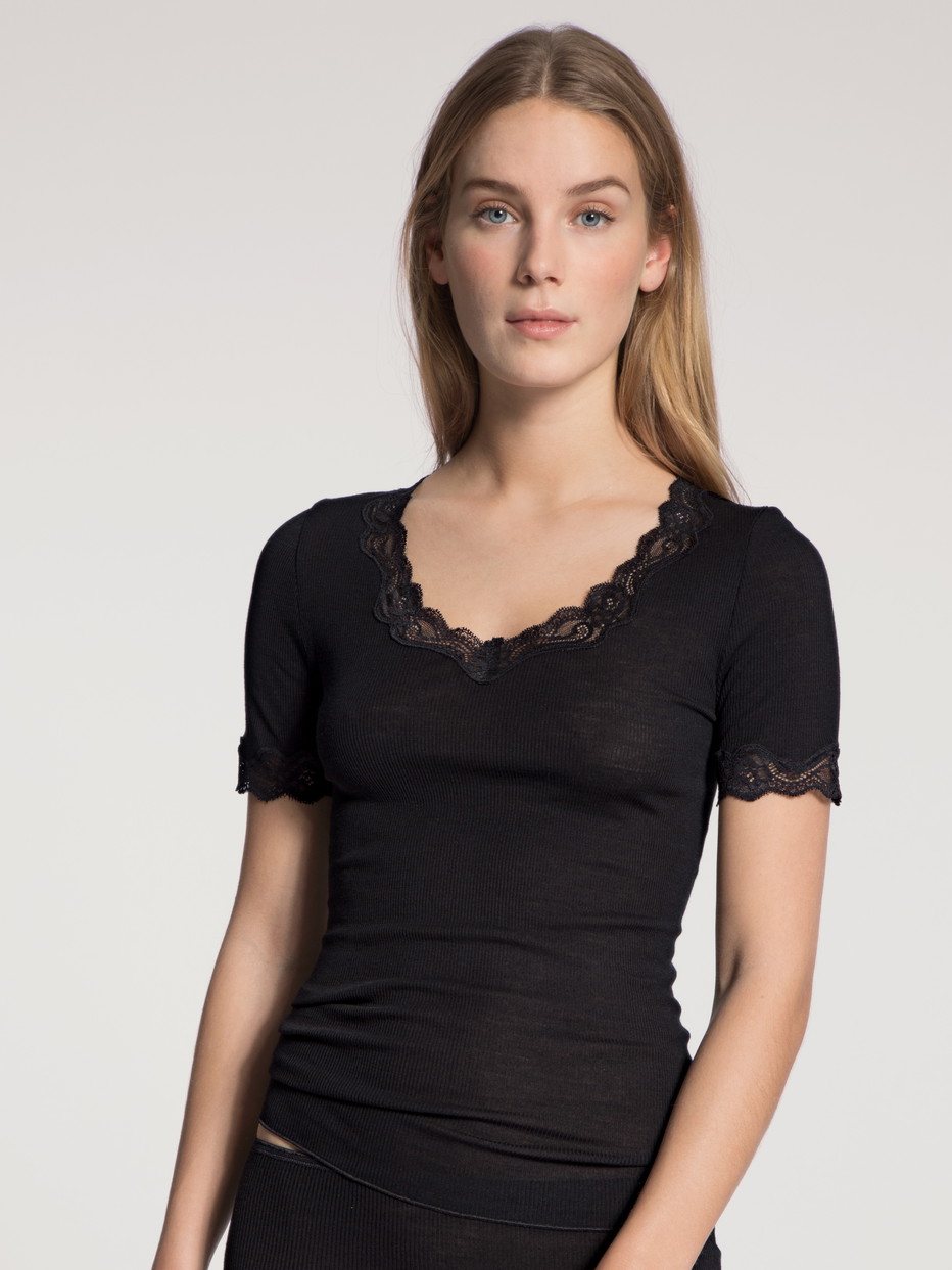 Damen-Model trägt Kurzarm-Shirt aus Wolle in Schwarz, Spitze aus Serie Richesse Lace von CALIDA, Vorderansicht