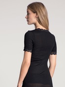 Le mannequin Femme porte le/la T-Shirt à manches courtes en Laine de couleur Noir, Dentelle, de la série Richesse Lace de CALIDA, Vue arrière