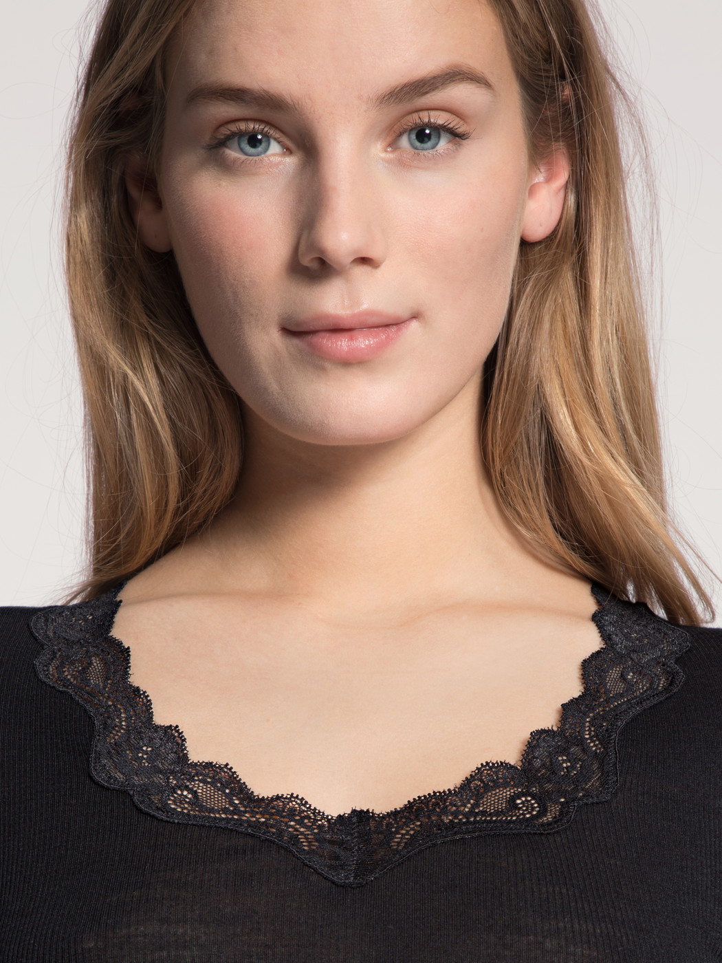 Le mannequin Femme porte le/la T-Shirt à manches courtes en Laine de couleur Noir, Dentelle, de la série Richesse Lace de CALIDA, Tenue, Vue de face
