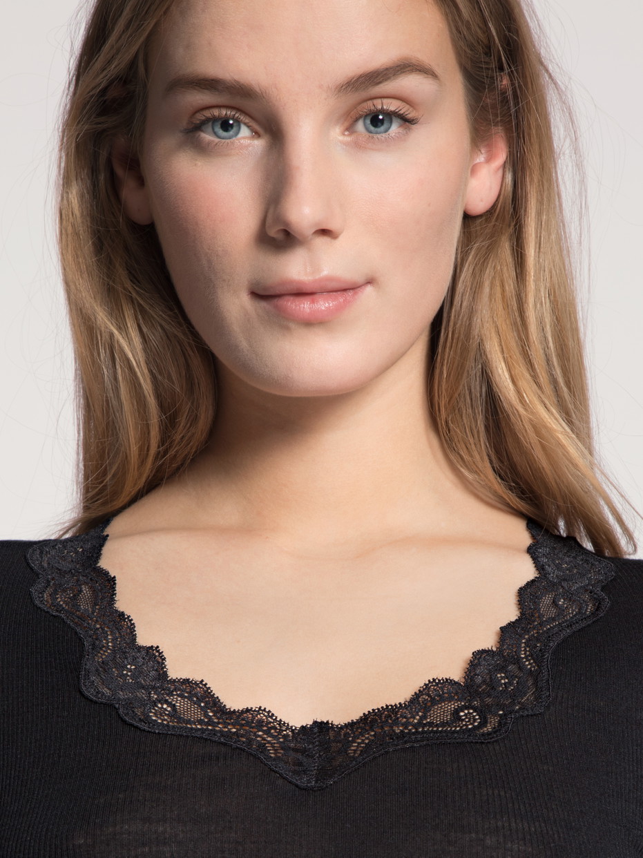 Damen - Kurzarm-Shirt aus Wolle in Schwarz, Spitze aus Serie Richesse Lace von CALIDA, Detail