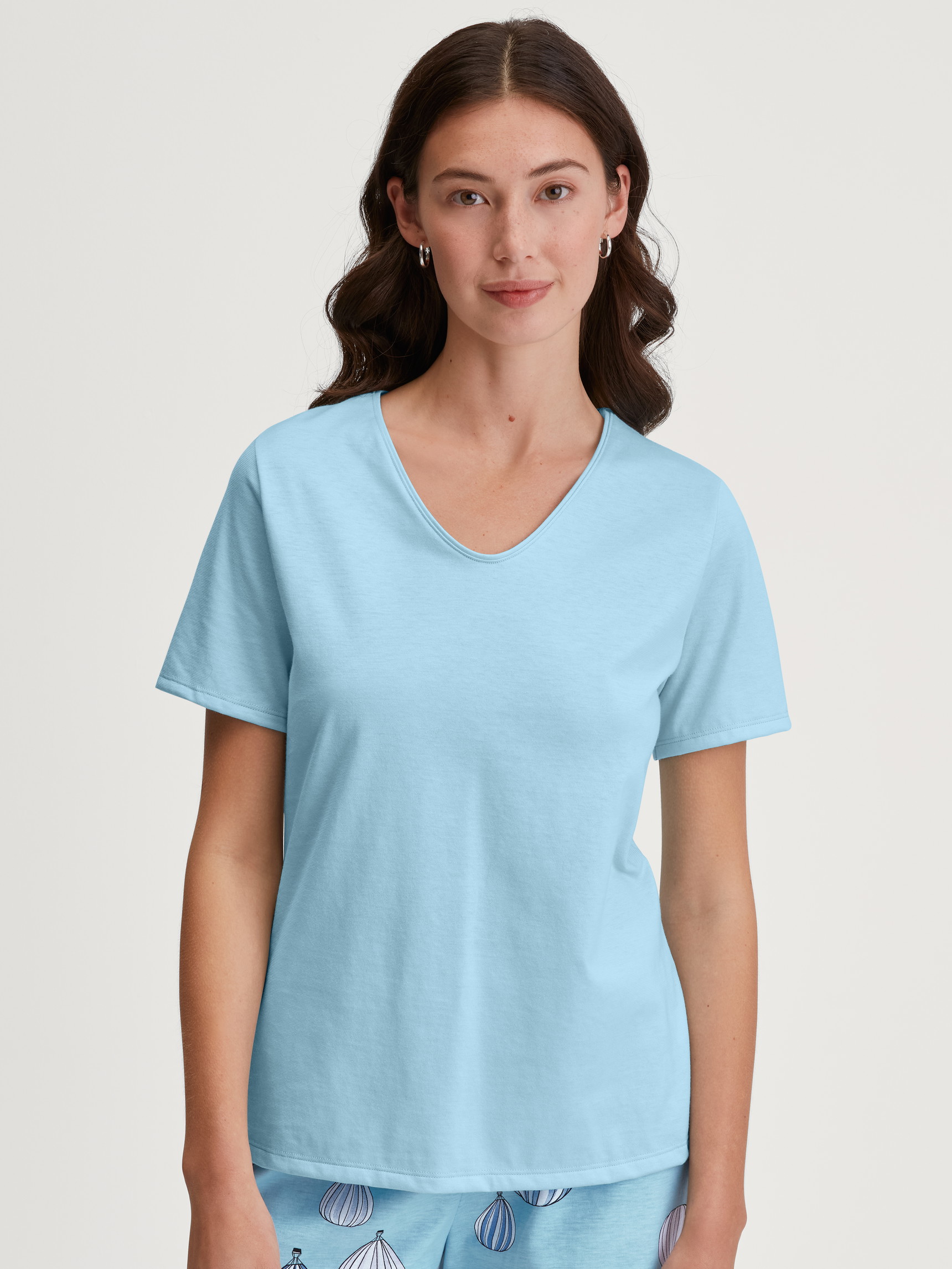 Le mannequin Femme porte le/la T-shirt á manches courtes en 100% coton de couleur Bleu, Unicolore, de la série Favourites Journey de CALIDA, Vue de face