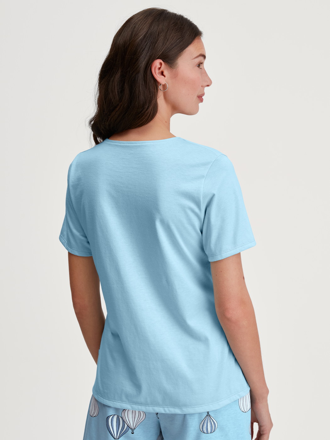 Le mannequin Femme porte le/la T-shirt á manches courtes en 100% coton de couleur Bleu, Unicolore, de la série Favourites Journey de CALIDA, Vue arrière