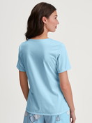 Le mannequin Femme porte le/la T-shirt á manches courtes en 100% coton de couleur Bleu, Unicolore, de la série Favourites Journey de CALIDA, Vue arrière