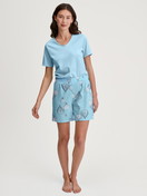 Le mannequin Femme porte le/la T-shirt á manches courtes en 100% coton de couleur Bleu, Unicolore, de la série Favourites Journey de CALIDA, Tenue