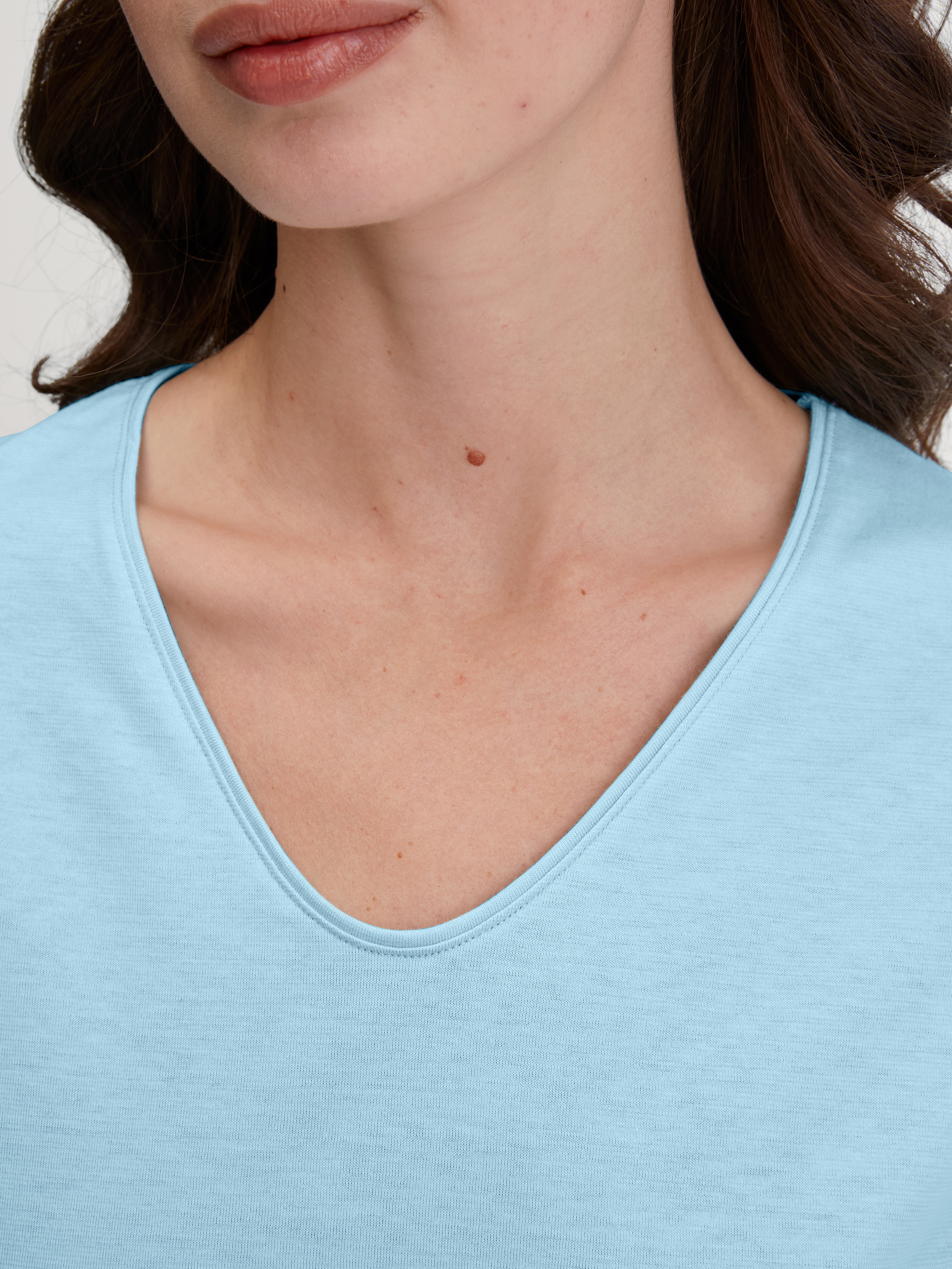 Damen-Model trägt T-shirt mit V-Neck aus 100% Baumwolle in Blau, Einfarbig aus Serie Favourites Journey von CALIDA, Detail